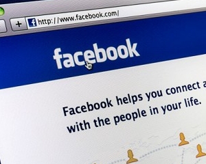 Utilizatorii de smartphone-uri isi verifica profilul de Facebook de 14 ori pe zi
