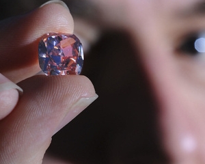 Un diamant Martian Roz va fi vandut in cadrul unei licitatii la Hong Kong. Pretul de pornire: 8 milioane dolari