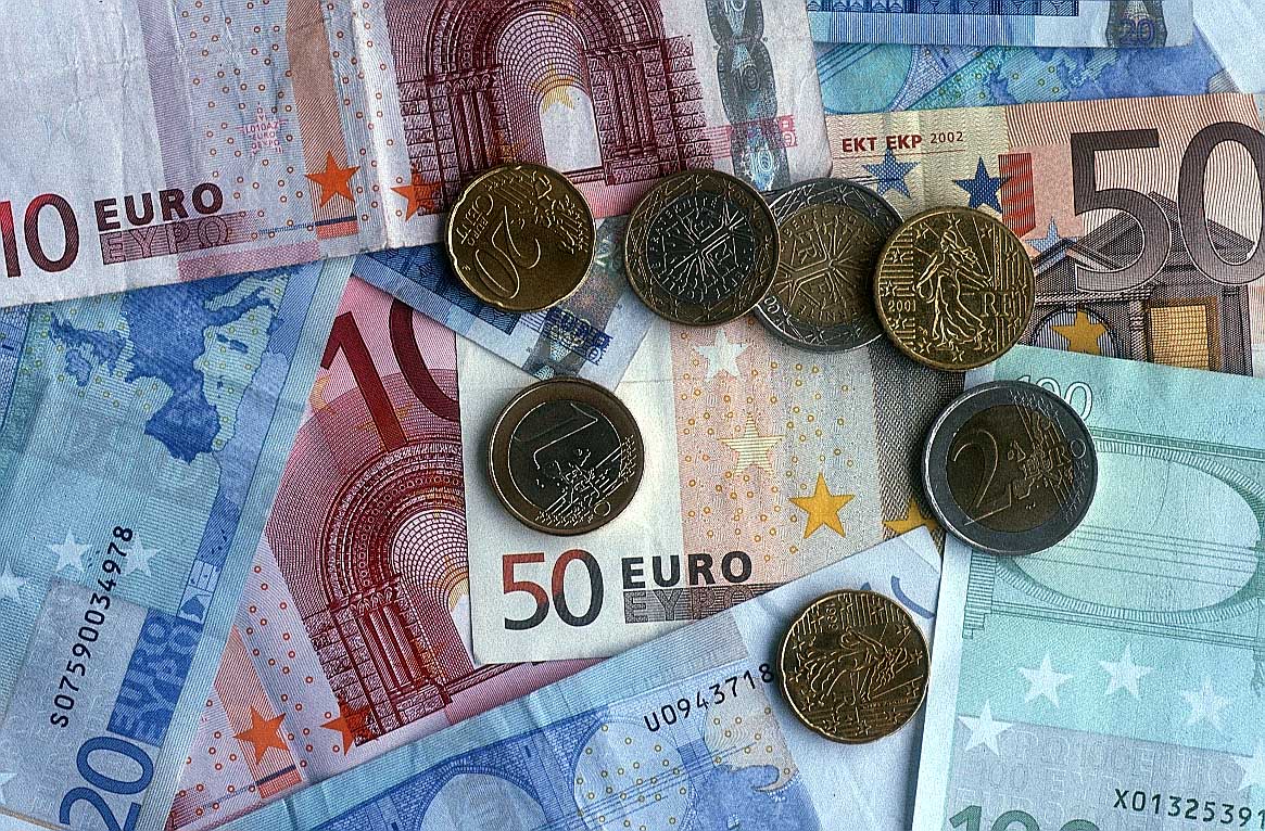 Salariul minim din Romania a scazut la 141 de euro