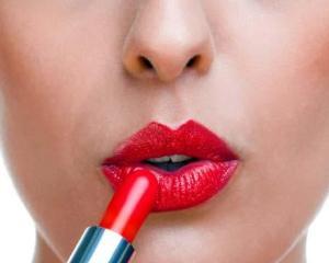 40% dintre femeile din Romania nu tin cont de valabilitatea cosmeticelor