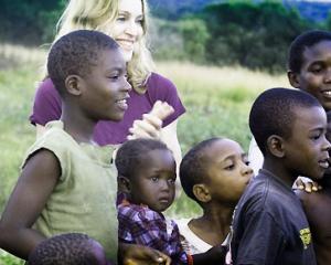 Madonna vrea sa ajute mii de copii din Malawi