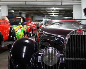 Poti porni la o plimbare printre masinile clasice ale Muzeului Auto din LA