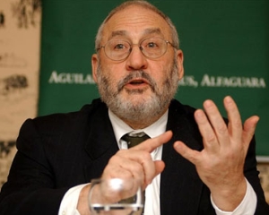 Stiglitz, laureat al Nobelului pentru economie: Acordul zonei euro pentru Grecia poate opri extinderea crizei datoriilor
