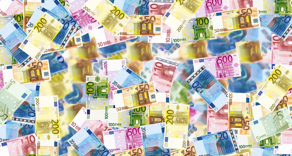 Cate bancnote euro false circula in Europa?