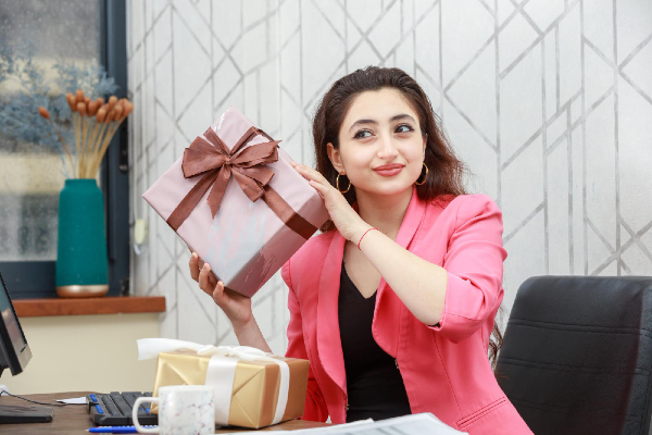 Cum sunt rasfatati angajatii de la privat, de Sarbatori: bani in mana cadou, tichete de masa, cosuri cu alimente si petreceri de final de an
