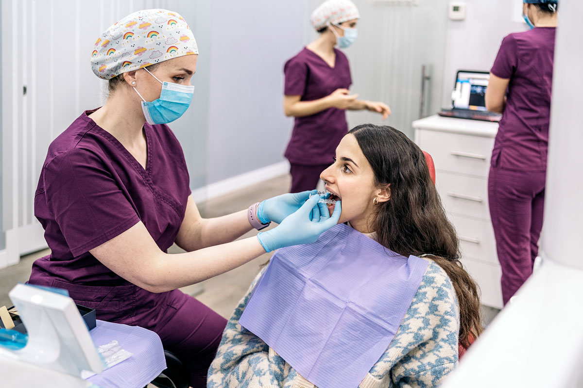 Ghid complet pentru intretinerea unui aparat dentar invizibil