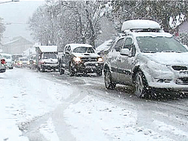 Bucuresti: doua persoane ranite grav in accidente rutiere cauzate de ninsoare