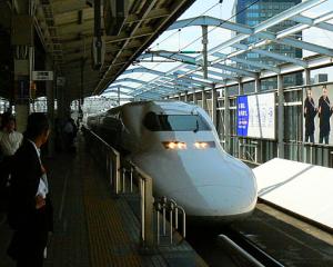 Japonezii au prezentat trenul care va "ZBURA" cu 500 de kilometri pe ora