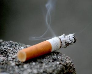 Aproape 9 milioane de romani sunt expusi la fumatul "pasiv"