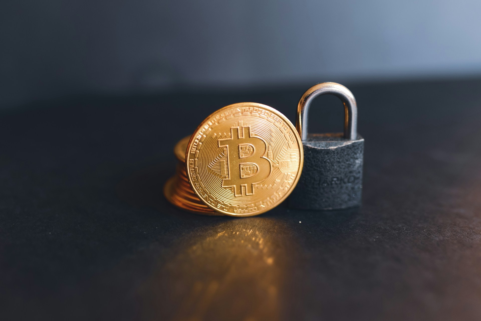 Cum sa-ti protejezi criptomonedele: ghid complet pentru stocare si tranzactionare in siguranta