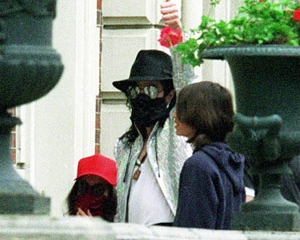 O masca chirurgicala purtata de Michael Jackson a fost scoasa la licitatie. Pretul a ajuns deja la 20.000 de dolari