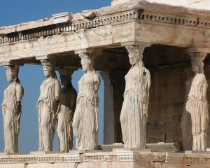 Nuntile si inmormantarile, prea scumpe pentru greci