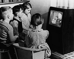 Peste 13.000 de gospodarii britanice au televizor alb-negru