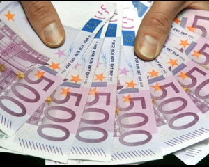 Euro nu a confirmat previziunile sumbre ale analistilor si o duce bine