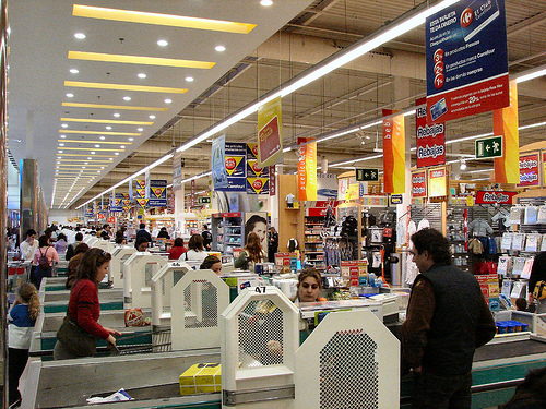 Premiera in retail: Carrefour pune la dispozitia romanilor carduri preplatite MasterCard