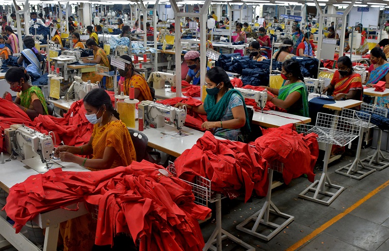 Exporturile Indiei de textile si artizanat ating un nou record de 44 de miliarde de USD in exercitiul financiar 2021 - 2022