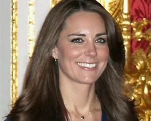 Cat costa rochiile lui Kate Middleton in productia de masa