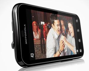 Cosmote include in oferta telefonul inteligent Motorola DEFY