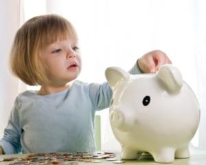 SONDAJ: Ce fac copiii romani cu banii de buzunar