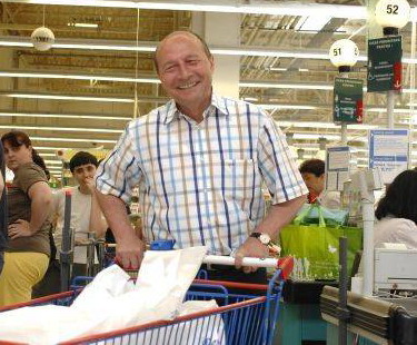 Basescu constata cresterea preturilor direct la raft... in hipermarket