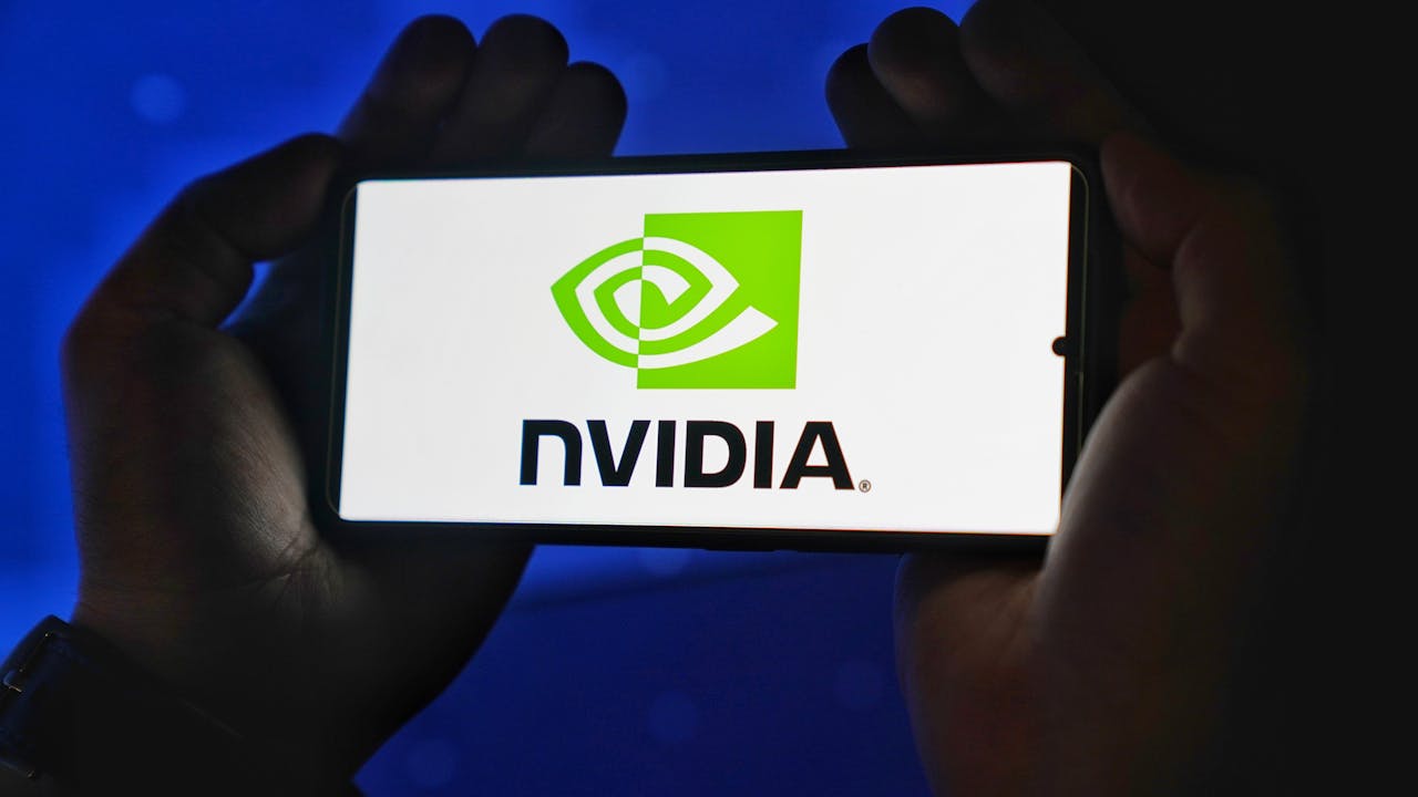 NVIDIA vine cu un nou cip AI pentru China: solutie strategica la restrictiile SUA