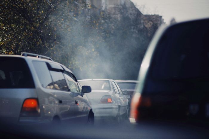 RAPORT - Bucurestenii respira un aer tot mai toxic: 60% din poluare vine din trafic