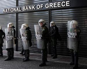 Grecii isi depun economiile in banci din Marea Britanie si Elvetia