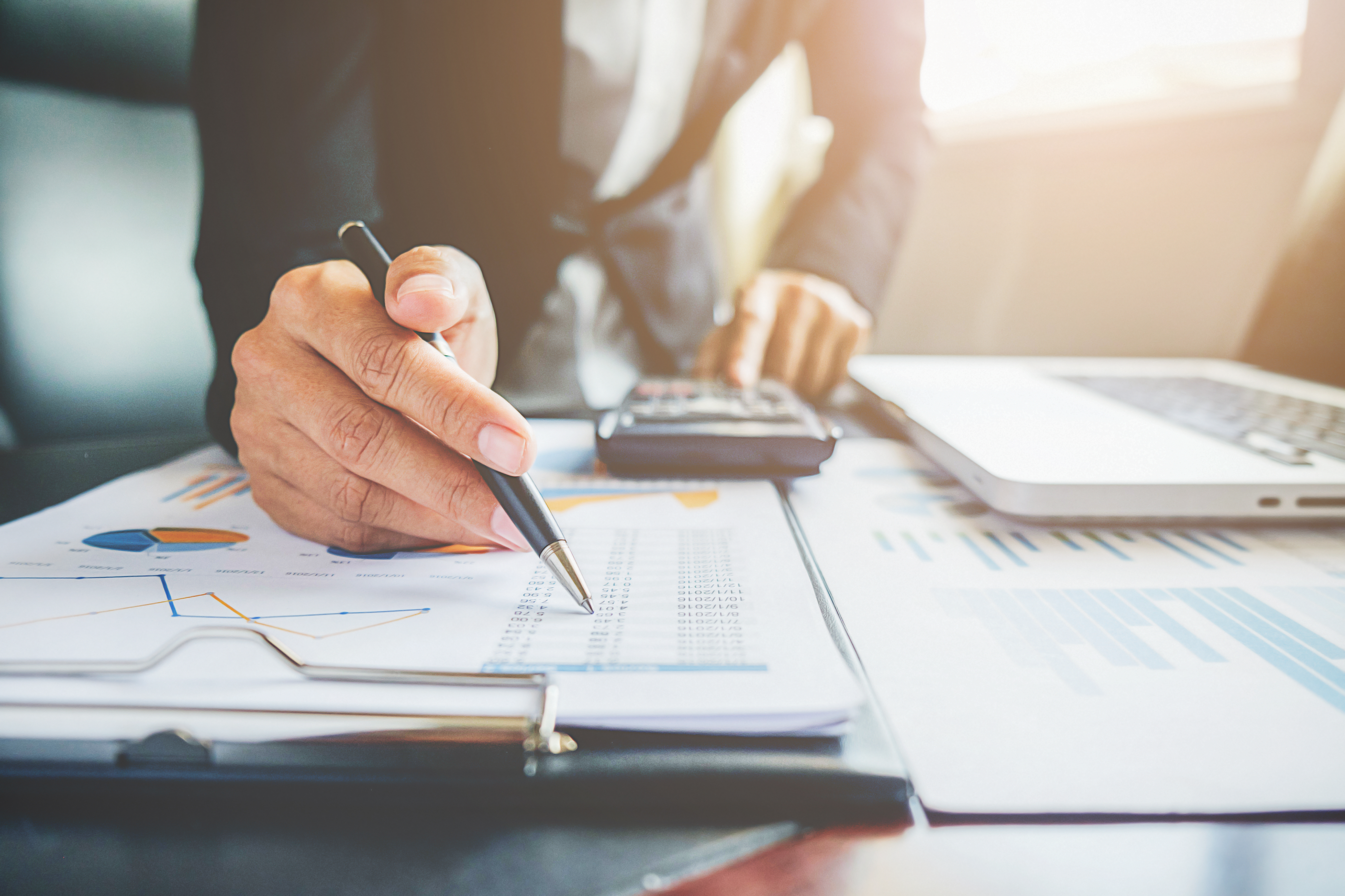Taxele cresc, oamenii de afaceri platesc: Romania risca sa devina campioana la impozite in regiune