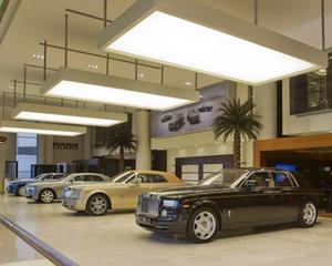 Rolls-Royce a deschis cel mai mare showroom al sau. Cum unde? In Abu Dhabi