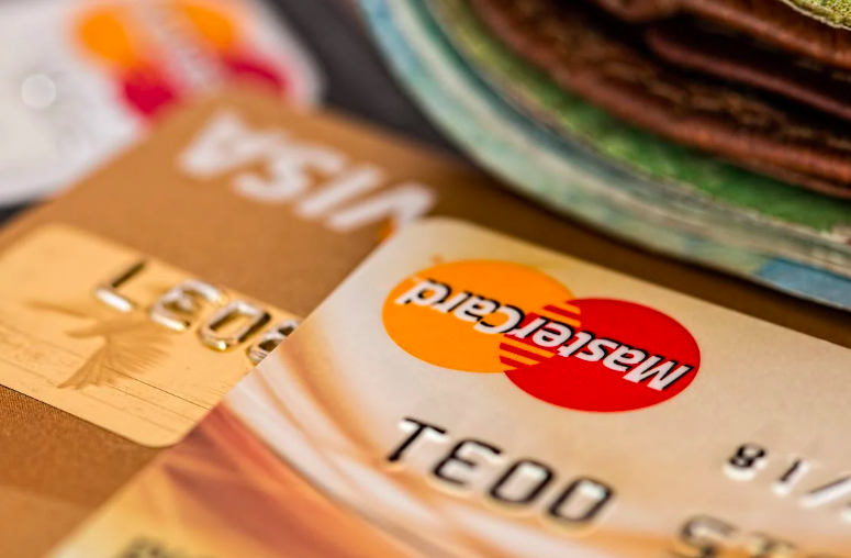 Ce este un card de credit si cum poate fi folosit concret