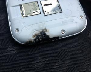 UPDATE: Un Galaxy S III a explodat. Samsung investigheaza cazul