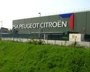 Conducerea PSA Peugeot-Citroen, nevoita sa "stranga cureaua"
