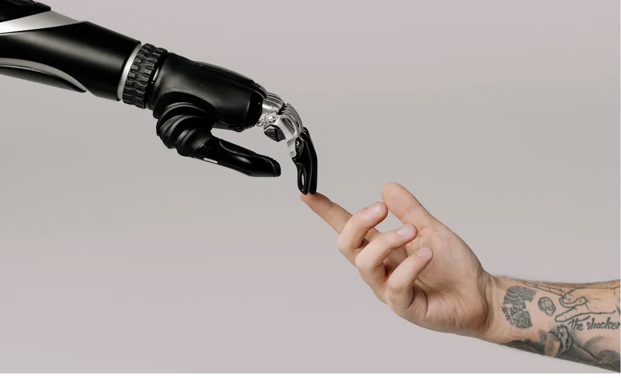 Odata cu dezvoltarea inteligentei artificiale, oamenii vor mai avea oare nevoie unii de altii?