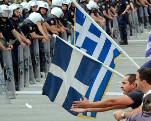 Grecii fac greva fiscala: refuza sa mai plateasca TVA marita
