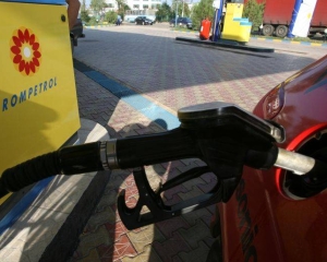 Rompetrol a scumpit benzina cu 9 bani pe litru. Motorina este mai ieftina cu 12 bani pe litru