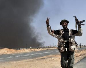 Gadhafi, supranumit de rebeli TIRANUL DRACULIBIA. Una dintre ultimele redute ale dictatorului, Sirte, este pe cale de a cadea