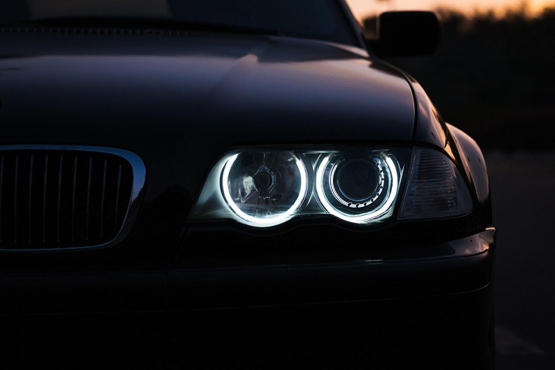 In pas cu tehnologia: avantajele becurilor LED auto pentru masina ta