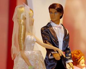 Facebook: "Sa-l primeasca Barbie pe Ken inapoi?"