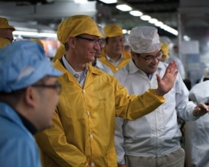 Tim Cook, in vizita de lucru la o fabrica din China, in care este asamblat iPhone-ul