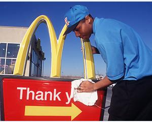 Angajatii McDonald's dezvaluie povesti infioratoare