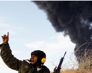 LIBIA: Rebelii lupta cu Gadhafi cu artileria grea, dar si cu diplomatia. Franta recunoaste oficial guvernul insurgentilor