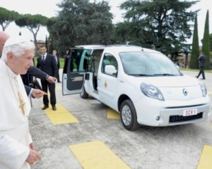 Papa Benedict XVI a primit un Renault Kangoo Z.E.