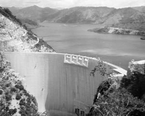 EXCLUSIV: Hidroelectrica a aruncat pe Apa Sambetei profituri posibile de 700 milioane de euro in ultimii trei ani
