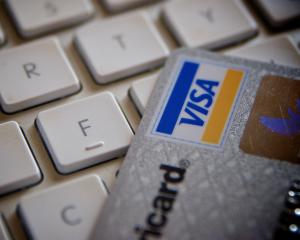 Romanii au cumparat online cu cardul bunuri si servicii in valoare de 80,5 milioane euro in prima jumatate a anului 2011