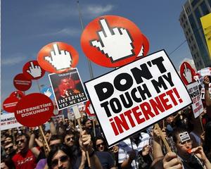 Turcii ies in strada sa protesteze impotriva cenzurii pe internet