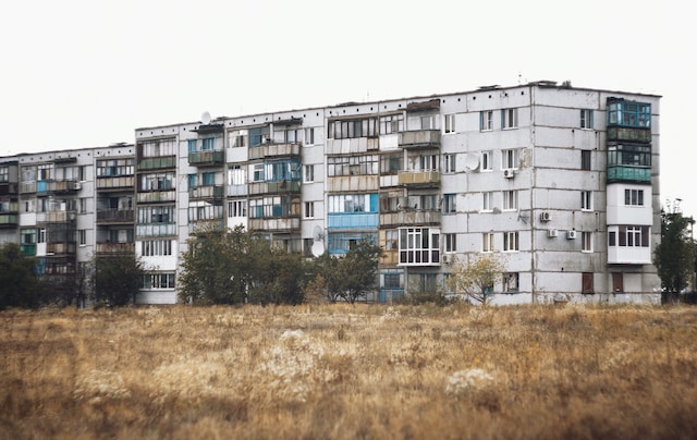 7 din 10 romani isi cumpara locuinte cu banii jos. Ne dau banii afara din casa?