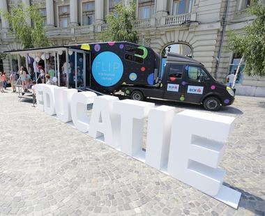 BCR a lansat Scoala de bani pe roti, parcand camionul educatiei financiare in Piata Universitatii din Bucuresti