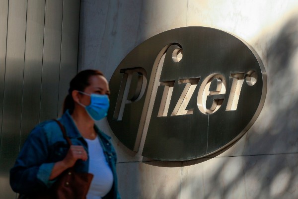 Afacerile gigantului Pfizer duduie. Actiunile companiei au atins cel mai mare nivel din istorie