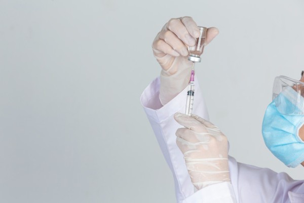 EMA recomanda introducerea unor alergii pe lista efectelor secundare la vaccinul AstraZeneca