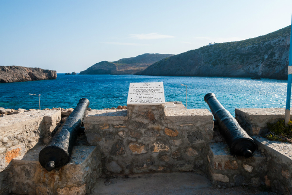 Οι Έλληνες προσφέρουν 500 ευρώ το μήνα, χρήματα για σπίτι και δουλειά, σε όσους θέλουν να κατοικήσουν ένα εξωτικό νησί κοντά στην Κρήτη